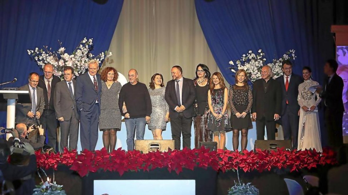 Florencio Carrera, Antolín de Cela, José Luis Ulibarri, Luis del Olmo, Gloria Fernández Merayo, Jorge Peñas, Misericordia Bello, Álvarez Courel, Teresa Mata, Marisa Vázquez, Amancio Prada y Martínez Majo.-L. M.DE LA MATA