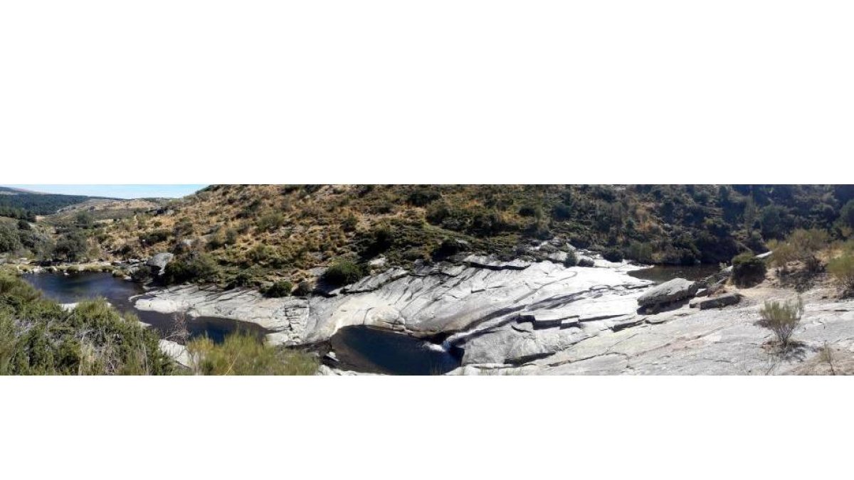 El río Tormes fluye entre las pozas unidas por lanchares en un recorrido salpicado por cascadas que constituyen una grata recompensa al esfuerzo realizado.-A.G.