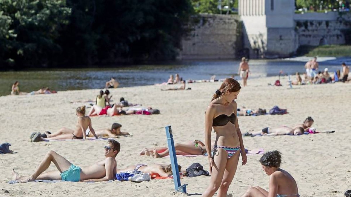 Varias personas se acercaron a la Playa de las Moreras para tomar el sol.-J. M. Lostau
