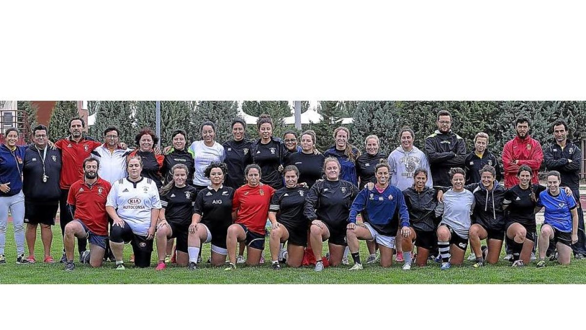 Plantilla, cuerpo técnico y colaboradores del Autoconsa El Salvador posan antes del primer entrenamiento. E.S.Plantilla, cuerpo técnico y colaboradores del Autoconsa El Salvador posan antes del primer entrenamiento.-E.S.
