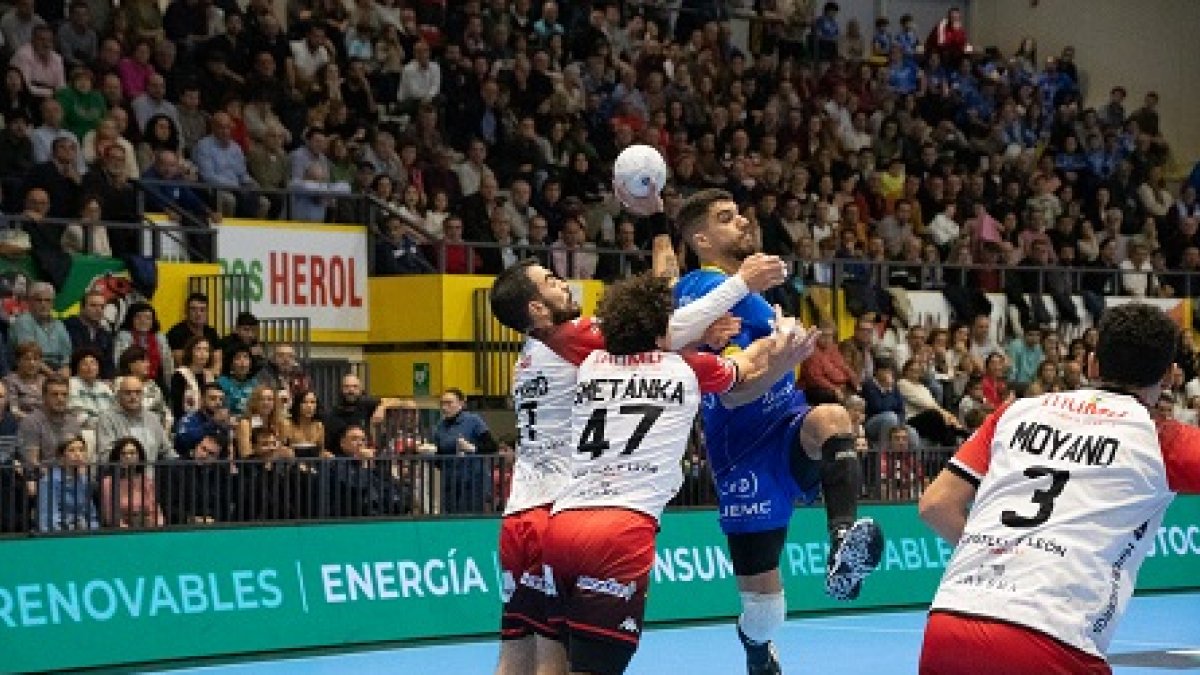 Potente defensa sobre Toledo de los jugadores naveros Smetanka y Carró.