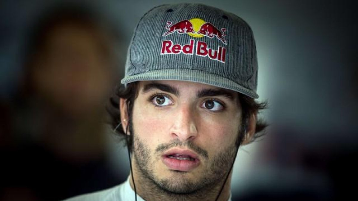 Carlos Sainz Jr espera durante el primer entreno del Grand Prix de Rusia el viernes 9 de octubre-AFP / ANDREJ ISAKOVIC