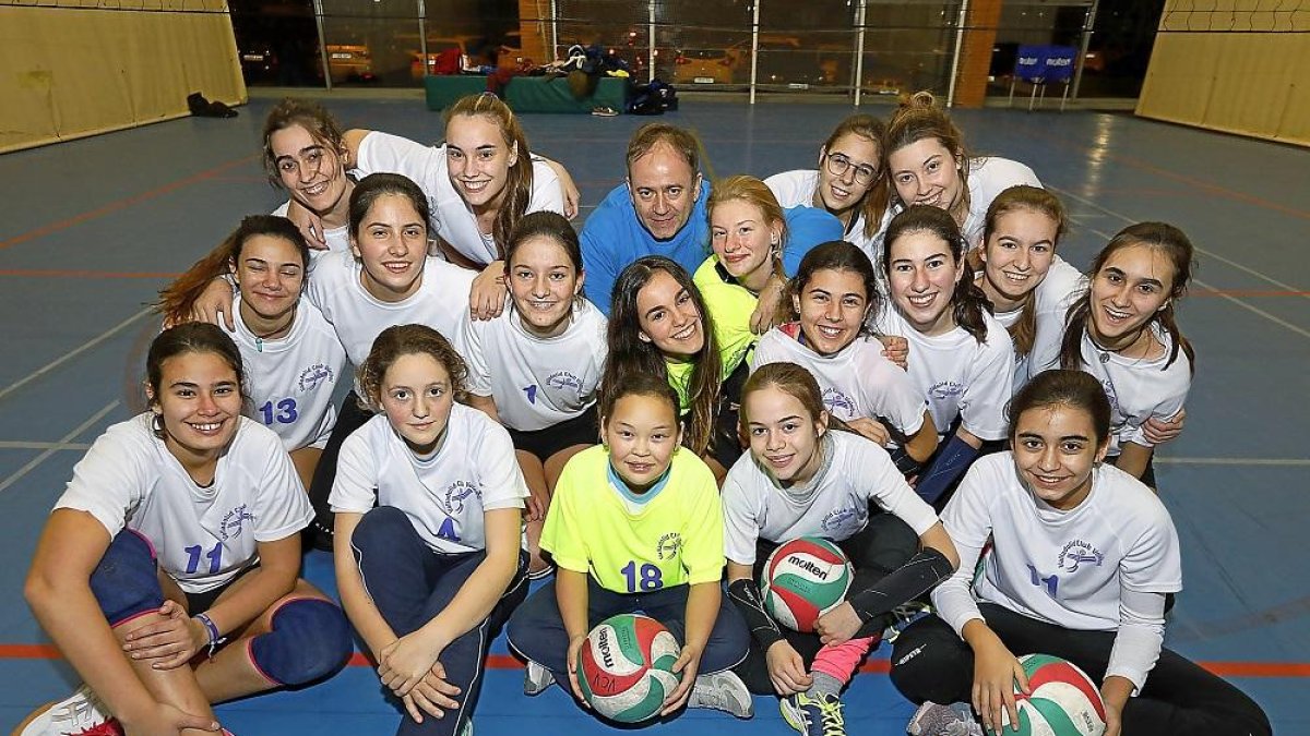 Las jugadoras de la escuela de tecnificación delValladolidClub Voleibol posan en El Palero junto con su entrenador, Íñigo Torres.-J.M. LOSTAU