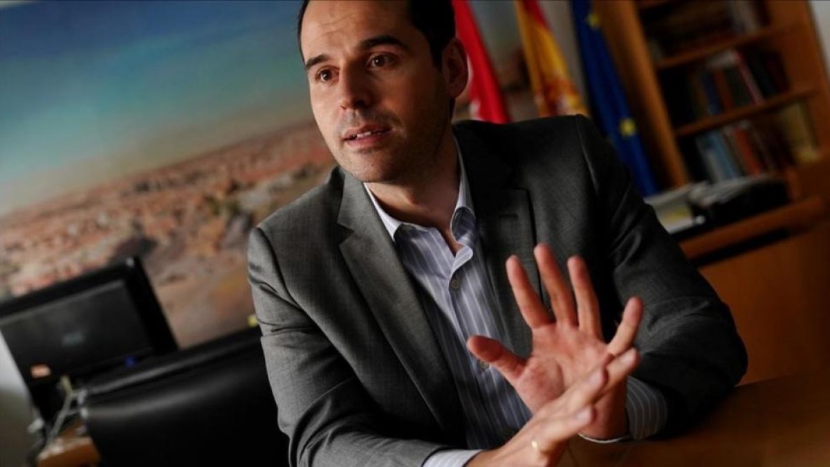 Ignacio Aguado, durante la entrevista en la Asamblea de Madrid, este jueves.-/ JOSÉ LUIS ROCA