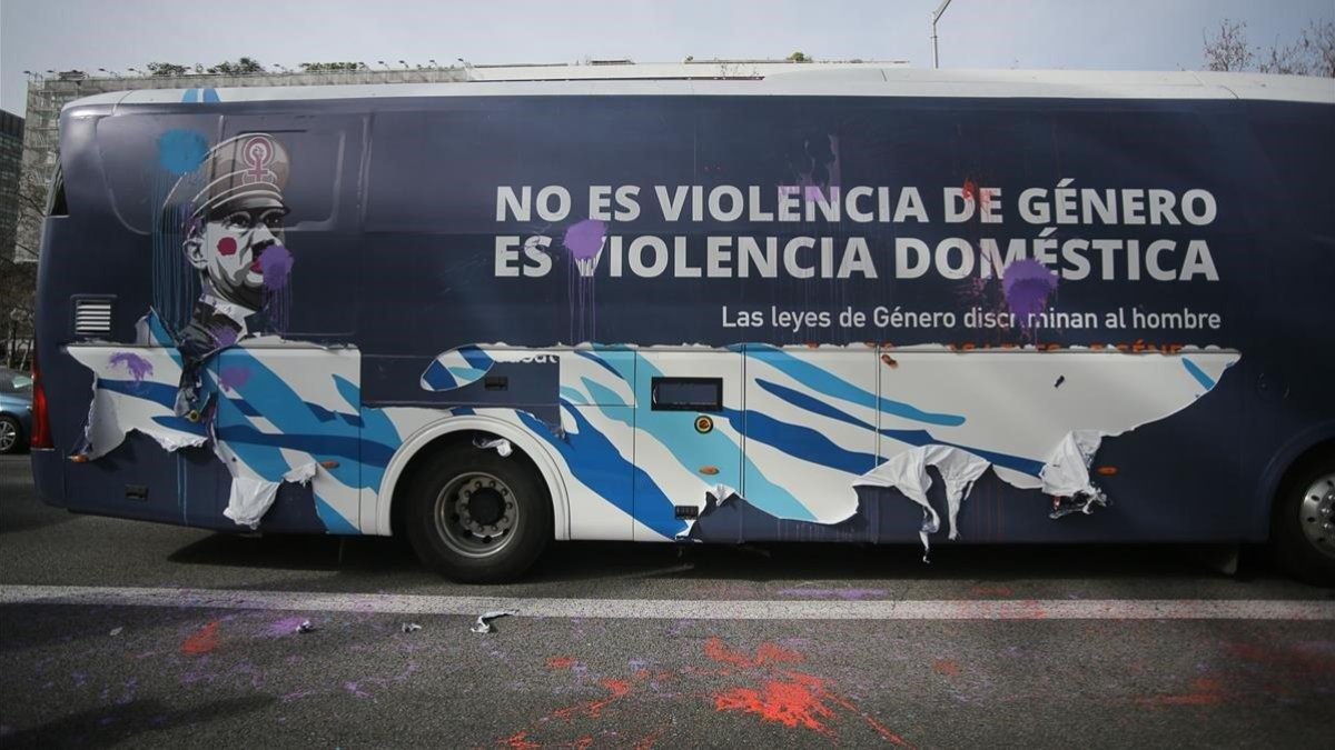 Un autocar de Hazte oír contra las que consideran feminazis en el que puede leerse la leyenda No es violencia de género. Es violencia doméstica.-AFP