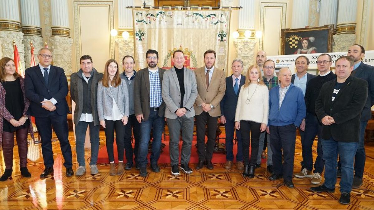 Foto de familia de los galardonados y autoridades  en los Premios Fotografía Deportiva y Relatos Cortos Deportivos.-EM