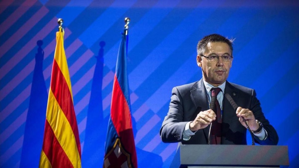 Bartomeu se dirige a los compromisarios en la asamblea del Barça en el Palau Blaugrana-JORDI COTRINA
