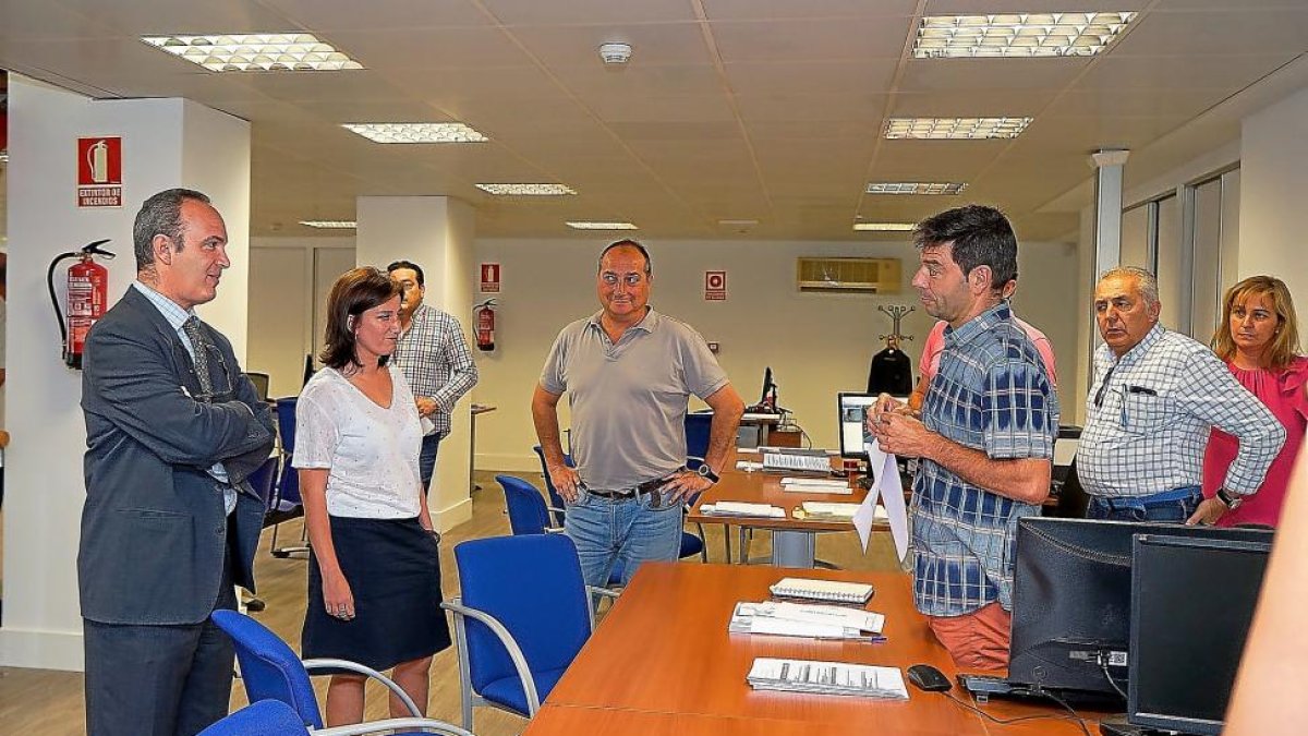 La concejala María Sánchez y el gerente de AquaVall conversan con los trabajadores en la sede de la empresa.-E.M.