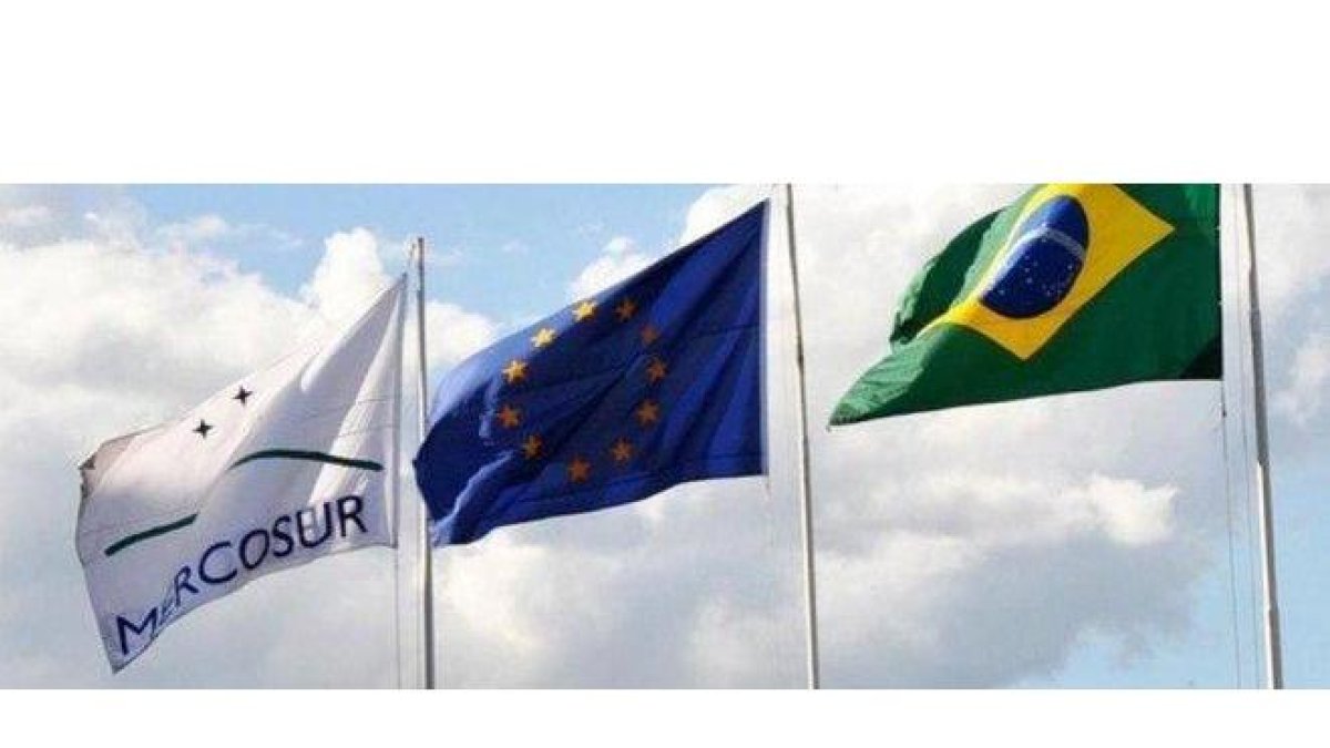 Banderas de Brasil, la Unión Europea y el Mercosur.-