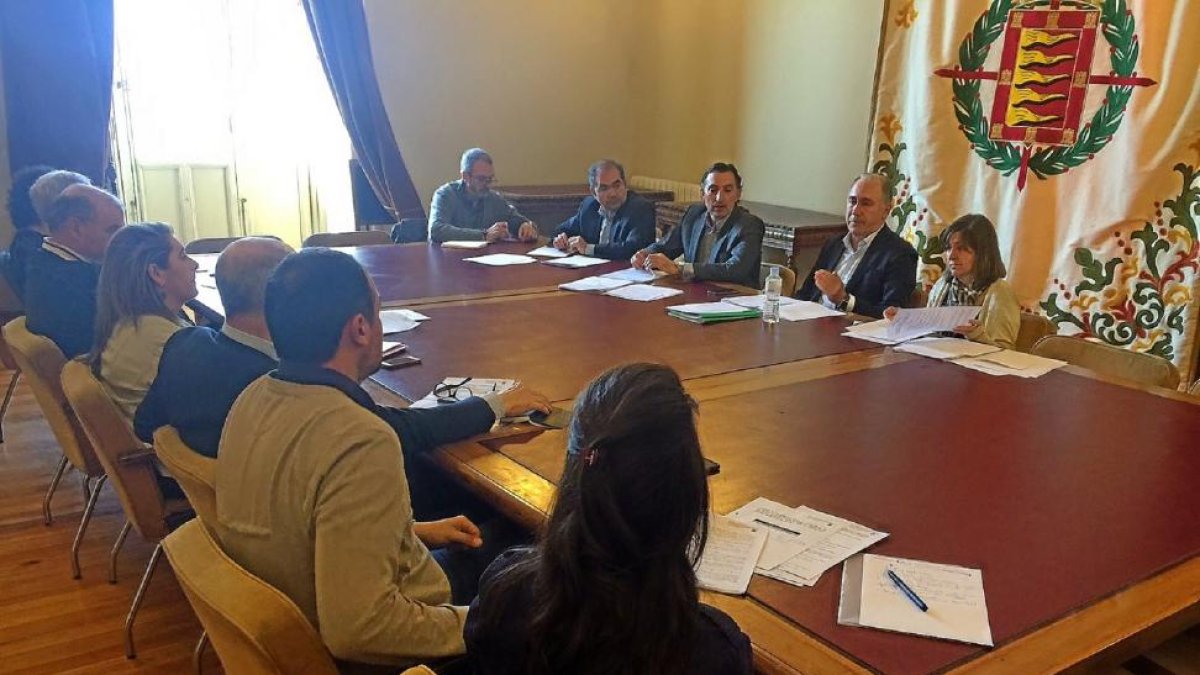 En primer término los representantes de Avadeco , Fecosva y Cámara de Comercio, de espaldas, y al otro lado de la mesa Antonio Gato y su equipo.-E. M.