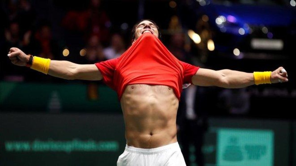 Rafael Nadal celebra el triunfo sobre el canadiense Denis Shapovalov en la final de la Copa Davis.-EFE