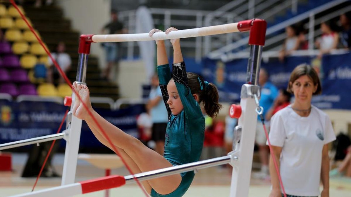 La arandina Daniela Elena (Promogyn 1), ayer durante su ejercicio de barra.-MONTSE ÁLVAREZ