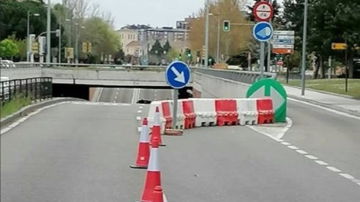 Desvío establecido en el túnel de la avenida de Salamanca. - POLICÍA MUNICIPAL DE VALLADOLID