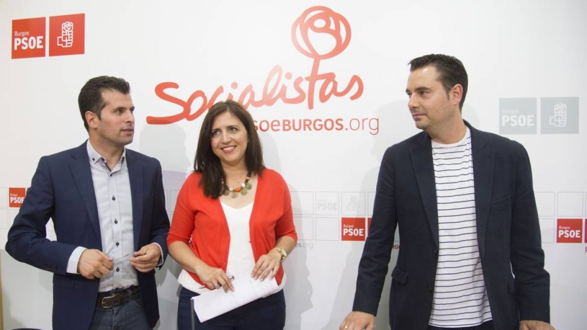 El secretario general del PSOE de Castilla y León y portavoz en las Cortes, Luis Tudanca, la secretaria general del PSOE de Burgos, Esther Peña, y el concejal, Daniel de la Rosa, presentan iniciativas materia de sanidad para la provincia de Burgos-ical