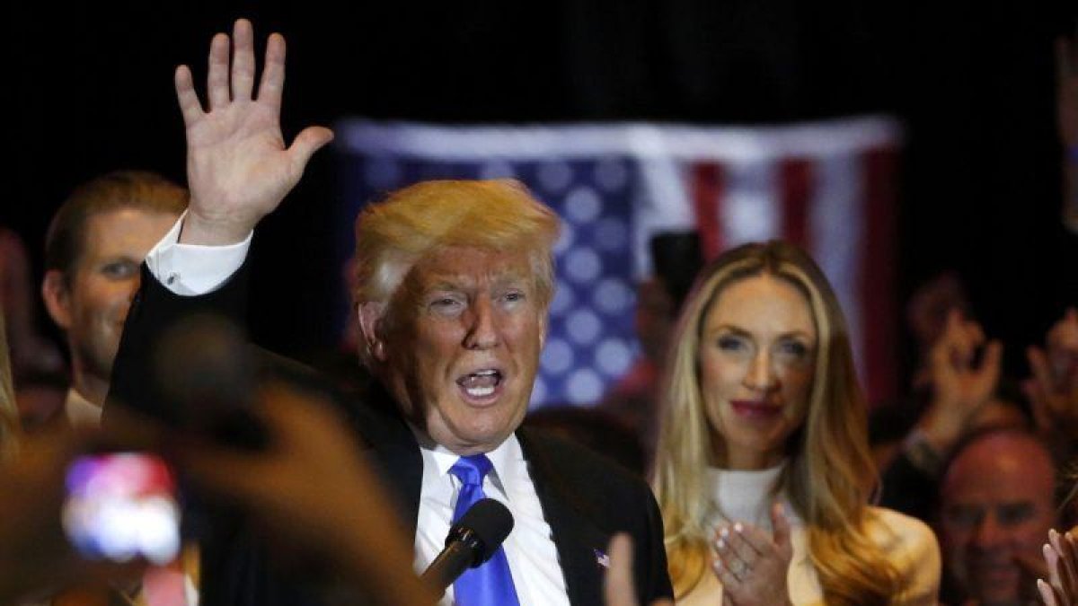 Donald Trump saluda a sus seguidores tras ganar las primarias de Indiana.-REUTERS / LUCAS JACKSON