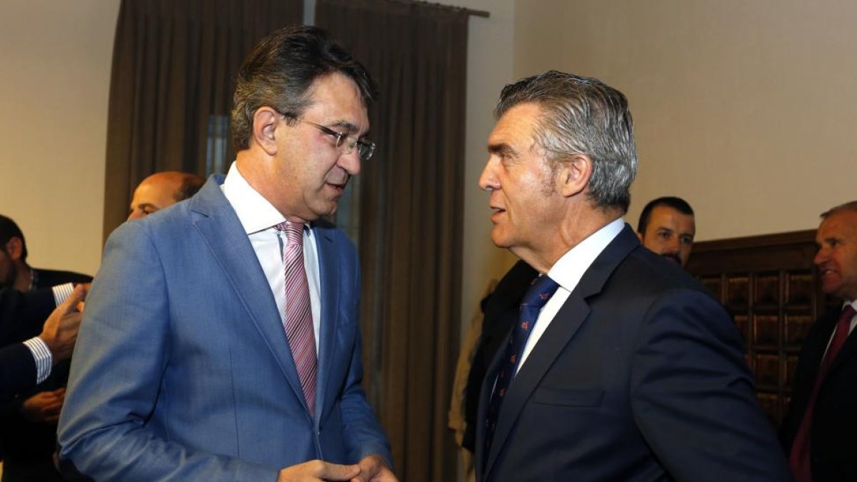 El presidente de la Diputación de León, Juan Martínez Majo, recibe a los representantes de la Federación Leonesa de Empresarios (Fele). Junto a él, el presidente de la federación, Javier Cepedano.-ICAL
