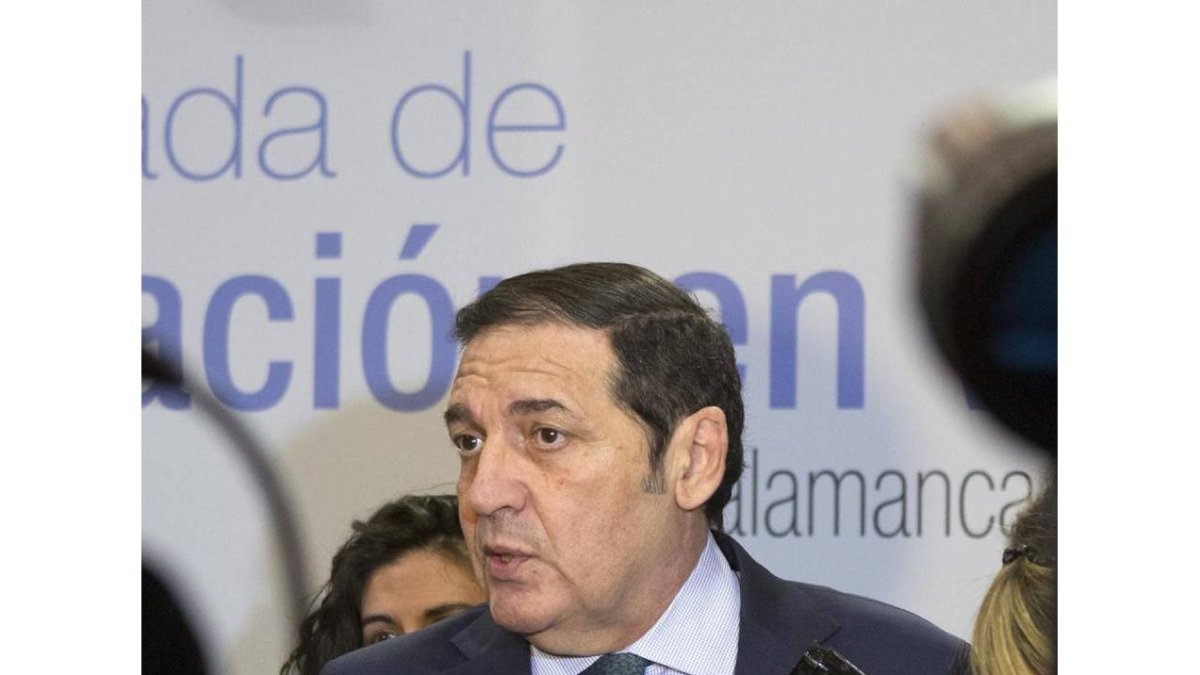 El consejero de Sanidad, Antonio María Sáez Aguado, inaugura la VII Jornada de Actualización en Vacunas-Ical