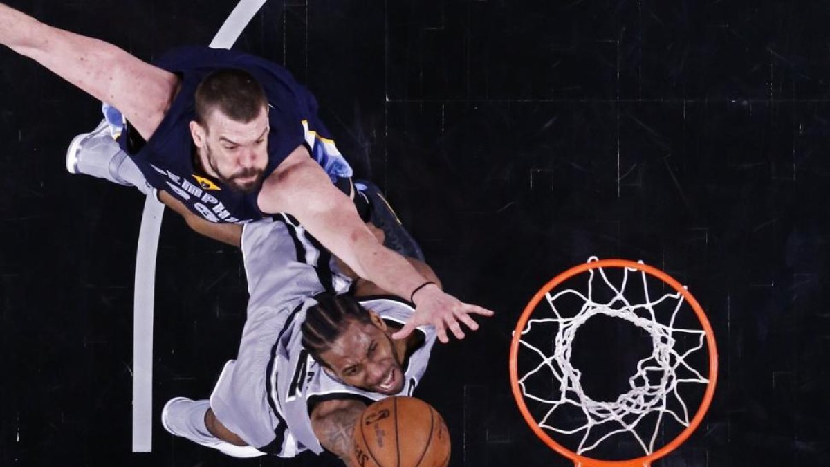 Marc Gasol intenta taponar una canasta de Leonard, en el partido de San Antonio-LARRY W. SMITH