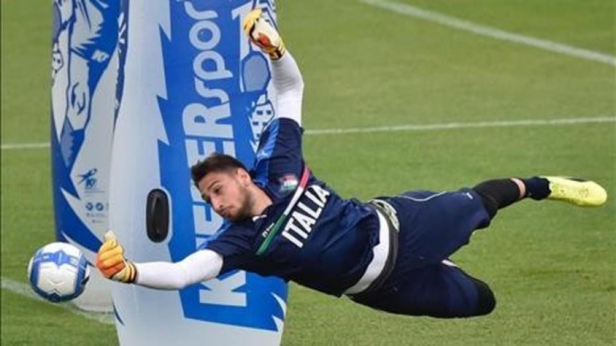 Donnarumma estira la cuerda en la negociación con el Milan-MAURIZIO DEGL INNOCENTI