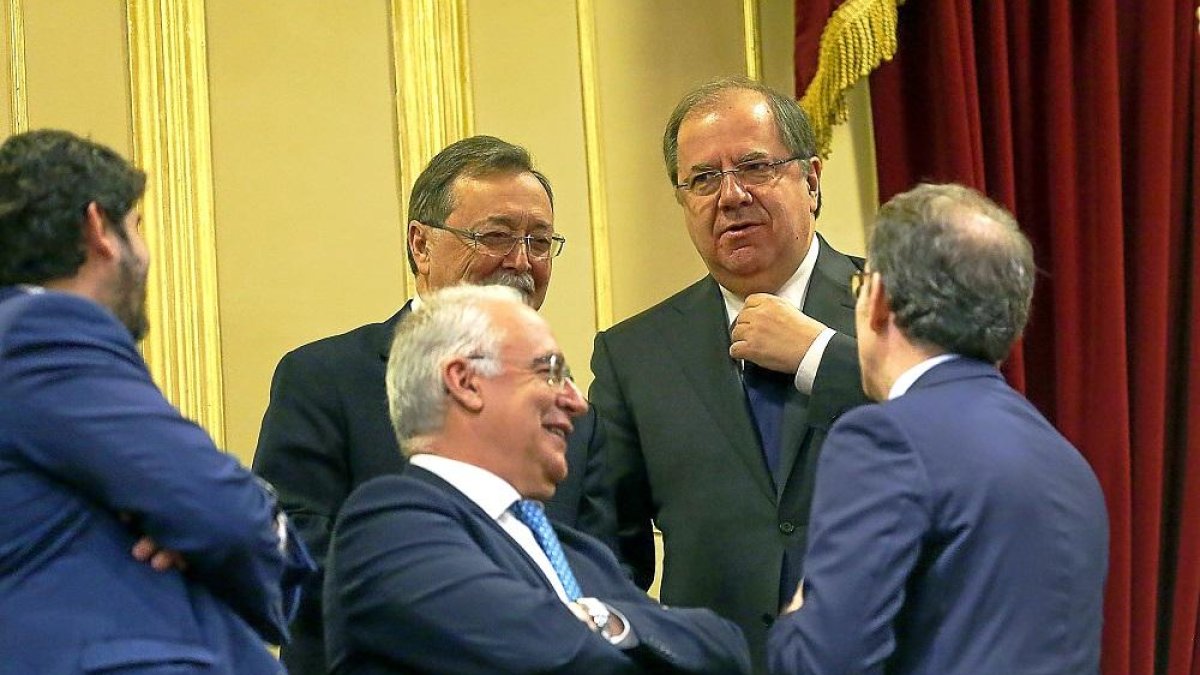 Juan Vicente Herrera conversa con otros presidentes autonómicos en el acto celebrado en el Congreso.-ICAL