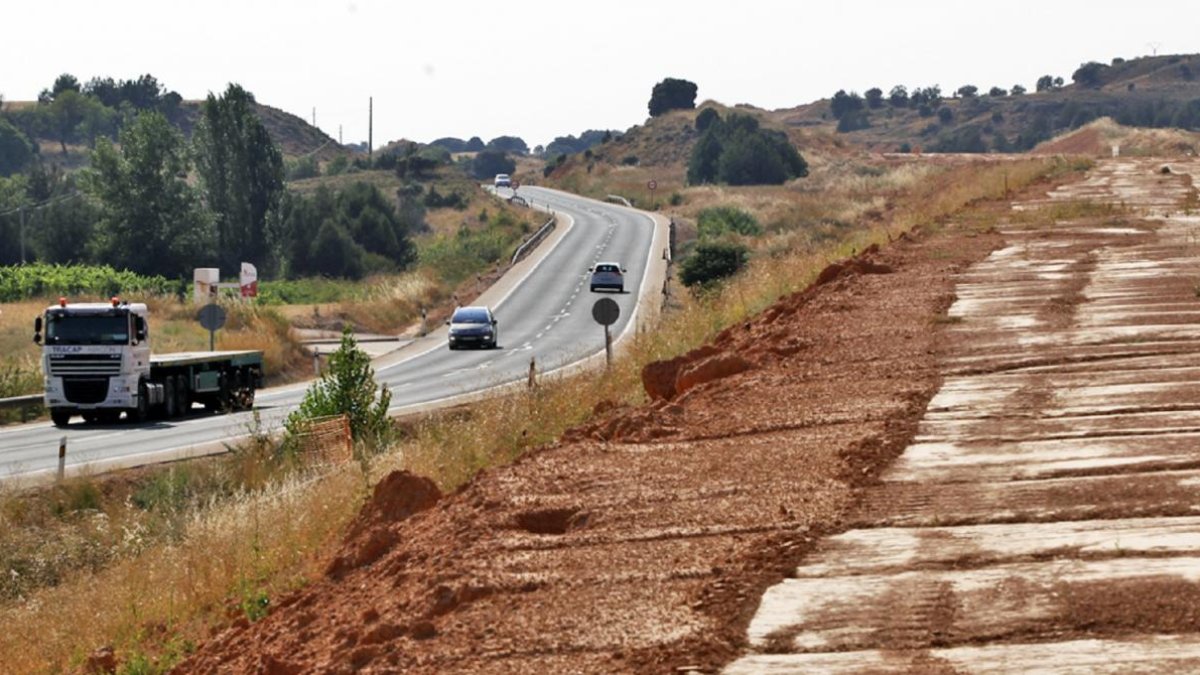 El tramo entre El Burgo de Osma y San Esteban de Gormaz, paralizado desde febrero de 2017.-MARIO TEJEDOR