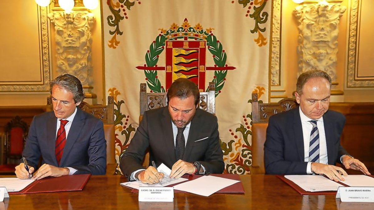 El ministro de Fomento, Íñigo de la Serna, el alcalde de Valladolid, Óscar Puente, y el presidente de Adif durante la firma.-J.M.LOSTAU