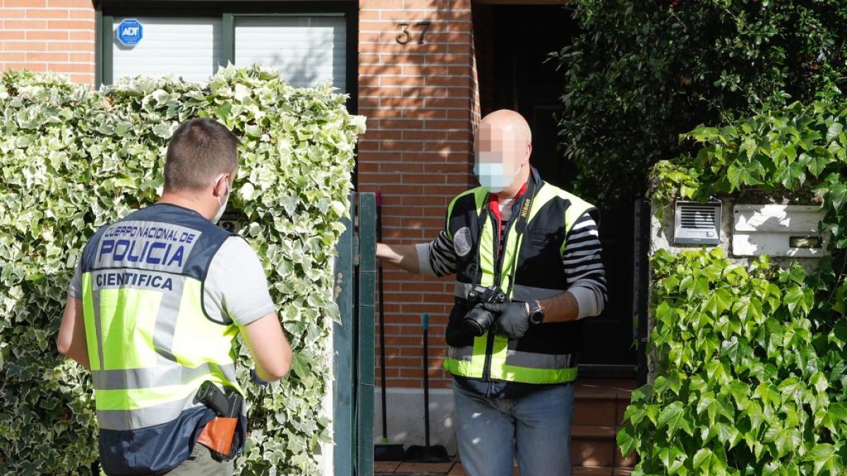 La Policía en el lugar donde fue asesinada África Cuadrado. - J.M. LOSTAU