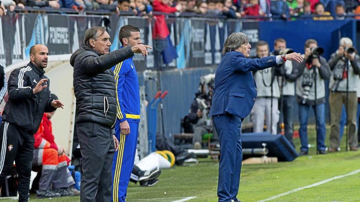 Portugal, dando instrucciones ayer en El Sadar, donde dirigió su último encuentro como blanquivioleta.-ARABA PRESS