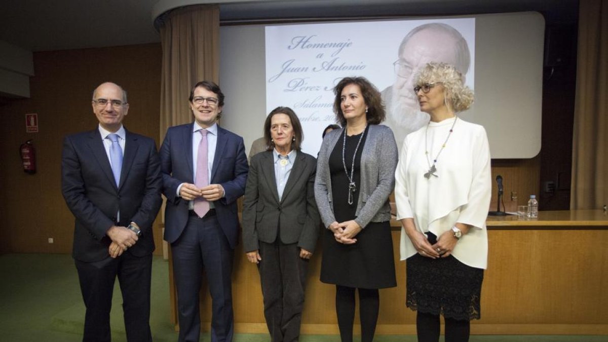 En el centro, la viuda de Pérez Millán,Lola Morán, flanqueada por Javier Iglesias, Mañueco, Cirac y Maite Conesa.-ICAL