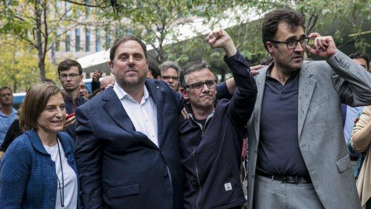 Carme Forcadell y Oriol Junqueras, junto a Josep Maria Jové y Lluís Salvadó, el 20 de septiembre del 2017.-JOAN PUIG