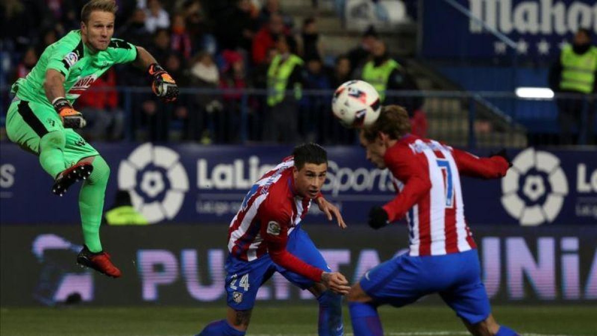 Griezmann marca de cabeza tras un error de Yoel, meta del Eibar, en la salida.-REUTERS / SERGIO PÉREZ