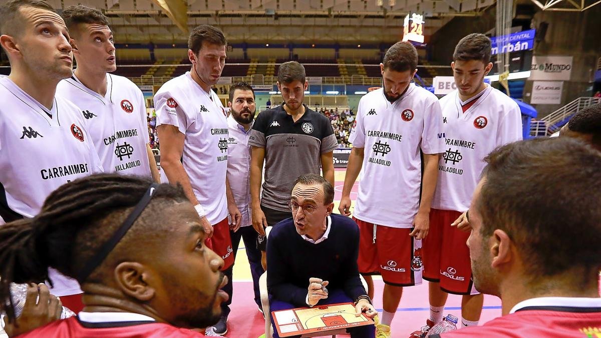 El entrenador Hugo López da instrucciones a sus jugadores durante un tiempo muerto en el partido contra Marín.-J. M. LOSTAU