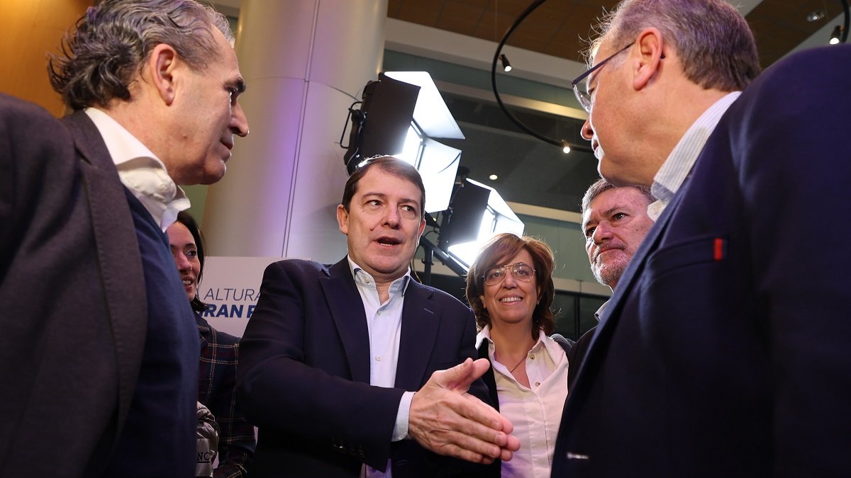 El presidente del PP de Castilla y León, Alfonso Fernández Mañueco, rodeado de otros miembros de la formación.- ICAL
