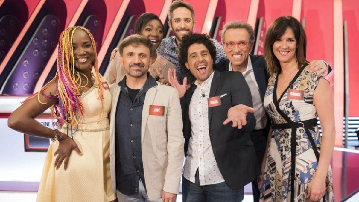 Jordi Hurtado con los concursantes del programa 5.000 de Saber y ganar.-JOSEP ECHABURU