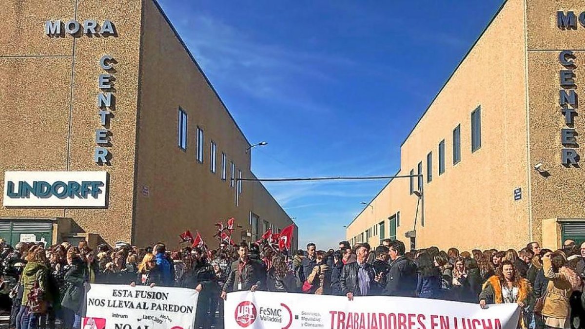 Concentración de trabajadores de Lindorff ayer, frente al centro de la multinacional noruega en La Cistérniga.-EL MUNDO