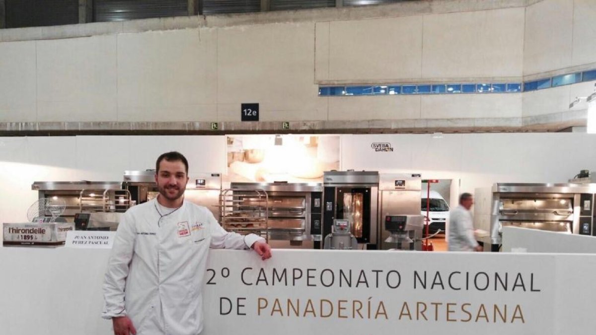 El joven Juan Antonio Pérez ‘Toñín’ representa la cuarta generación de panaderos de su familia en la localidad abulense de Las Navas del Marqués (5.500 habitantes), donde regenta tres establecimientos junto a su padre, Antoliano.-LP