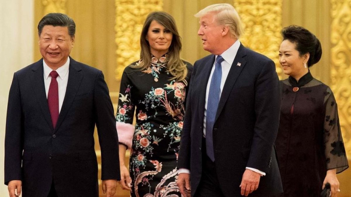El presidente de China, Xi Jinping, y su mujer, Peng Liyuan, con Donald Trump y Melania, en Pekín.-AFP / JIM WATSON