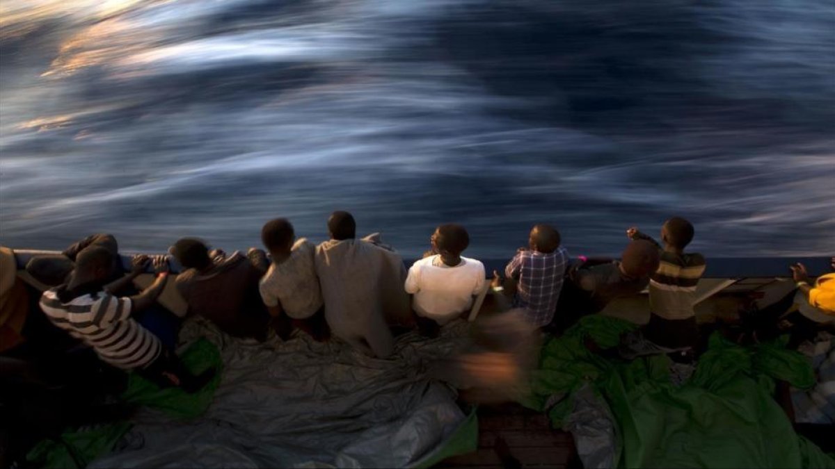 Inmigrantes rescatados a bordo del Golfo Azzurro, la embarcación de la oenegé Proactiva Open Arms.-AP / EMILIO MORENATTI