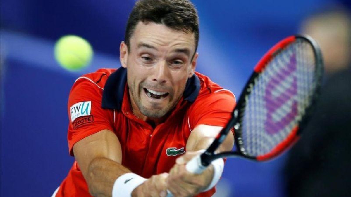Bautista devuelve una volea, en su partido de Copa Davis en Lille, ante Pouille.-PASCAL ROSSIGNOL (AFP)