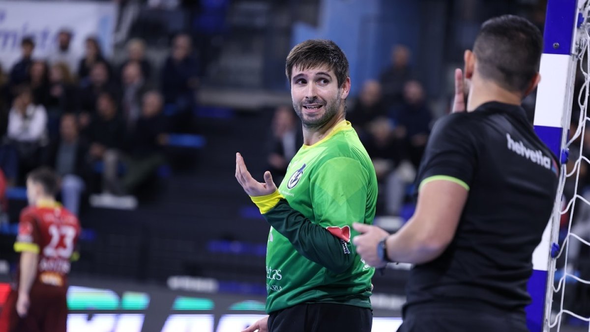 César Pérez conversa con un árbitro en el partido jugado en Granollers. /EL MUNDO