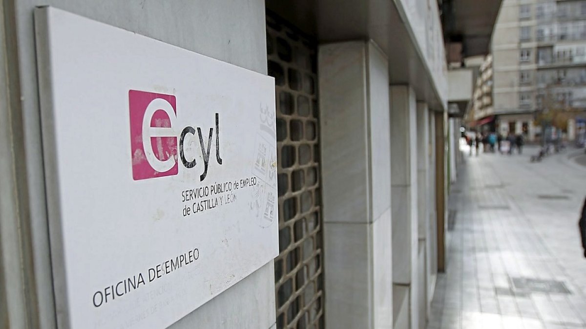 Oficina de empleo del Ecyl en la Plaza de Poniente. - J. M. LOSTAU