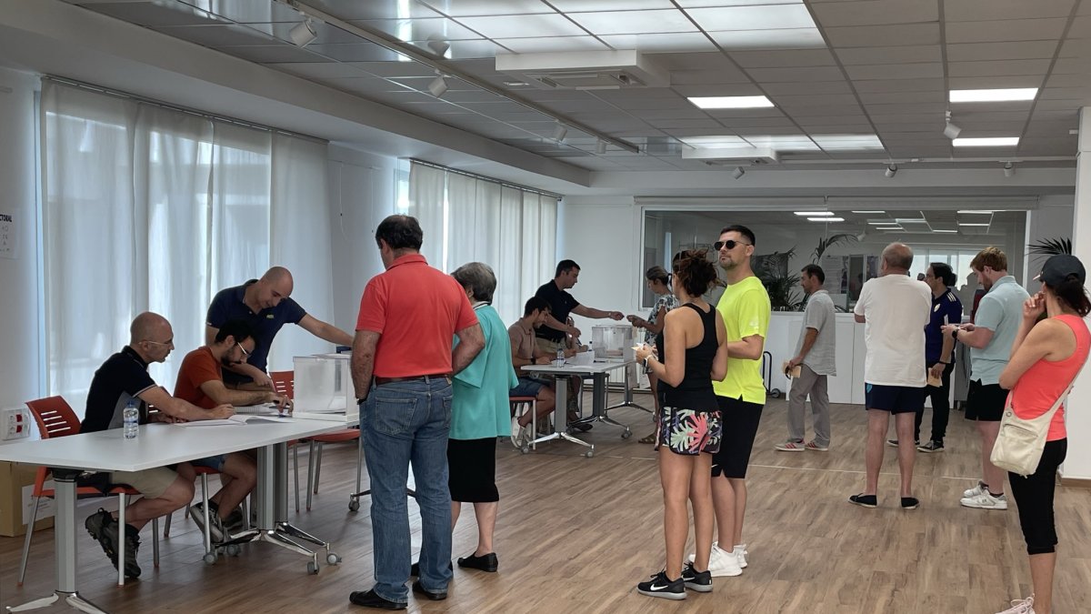 Votación en una mesa electoral de Valladolid.-E. M.