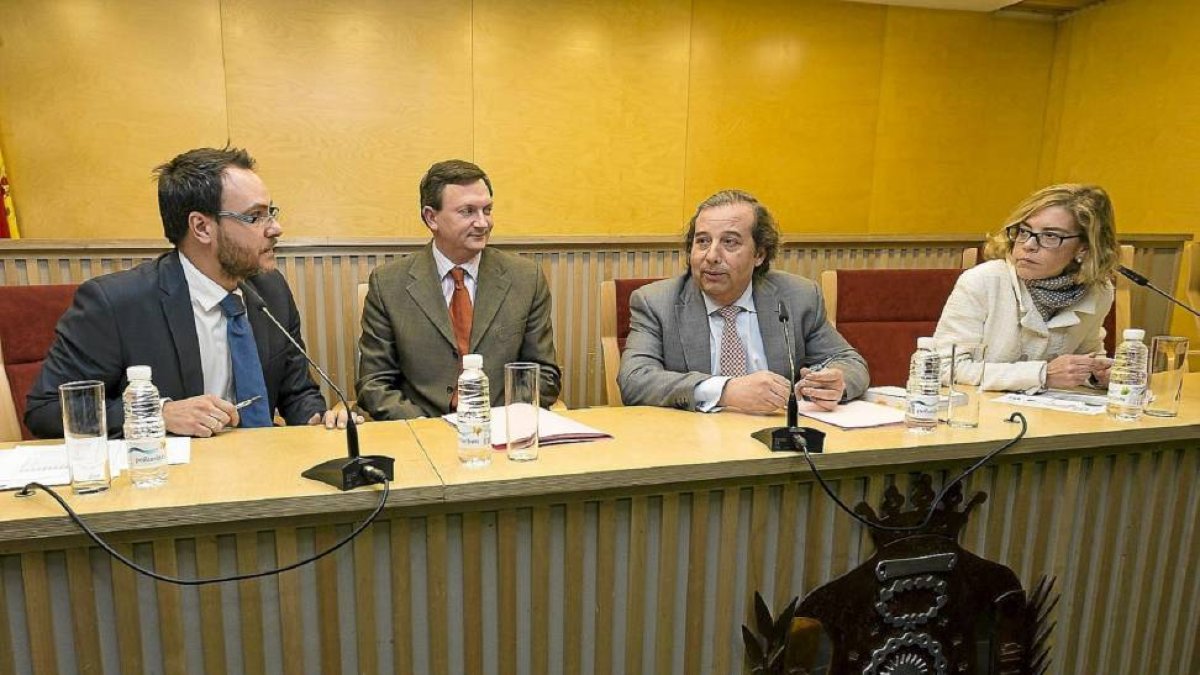 Los jueces de Álvaro Aza y Emilio Vega y la abogada Concepción Garcimartín en el curso sobre violencia de género-M. Á. SANTOS