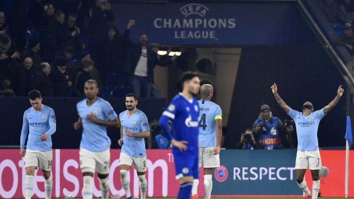 Los jugadores del Manchester City celebran la victoria en Alemania.-AP