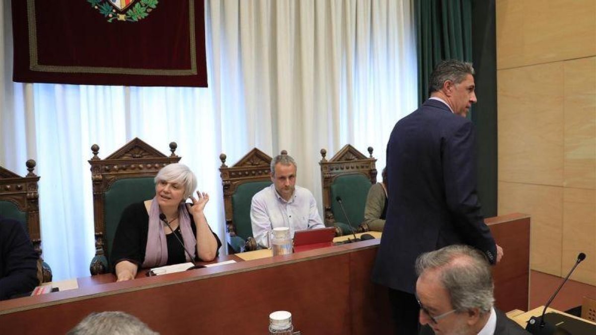 Dolors Sabater (centro) y Xavier García Albiol (derecha), en un pleno del Ayuntamiento de Badalona.-FERRAN NADEU