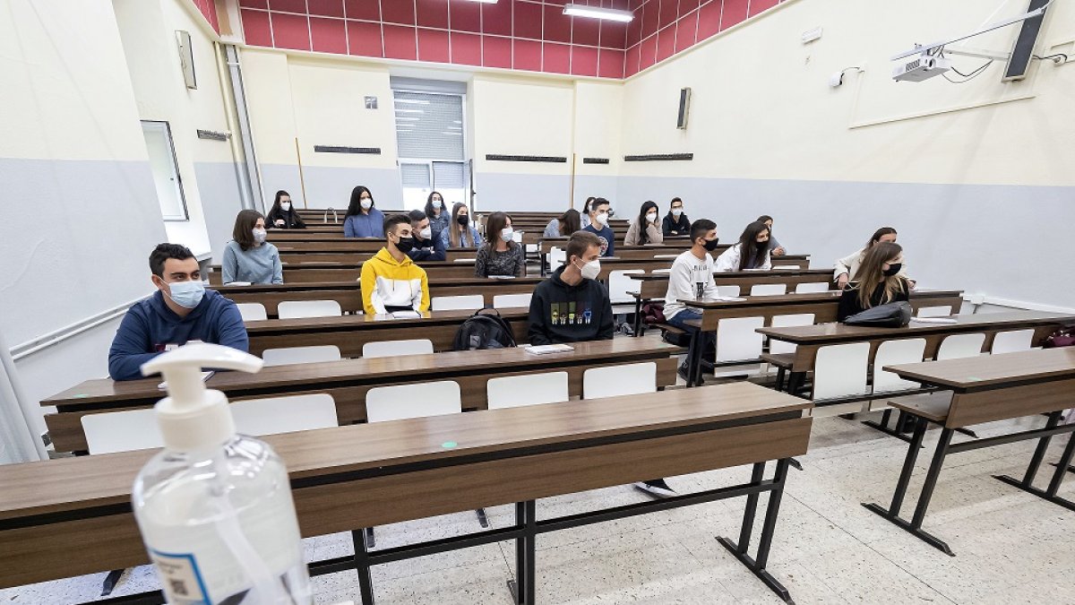 Los alumnos de Primero de Medicina posan en un aula de la Universidad.  PHOTOGENIC/PABLO REQUEJO