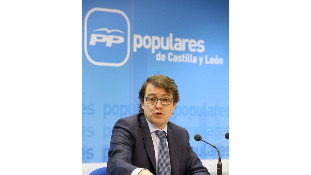El presidente del PP de Castilla y León, Alfonso Fernández Mañueco, analiza el Proyecto de Ley de Presupuestos de la Comunidad para 2017 aprobado por la Junta-Rubén Cacho / ICAL