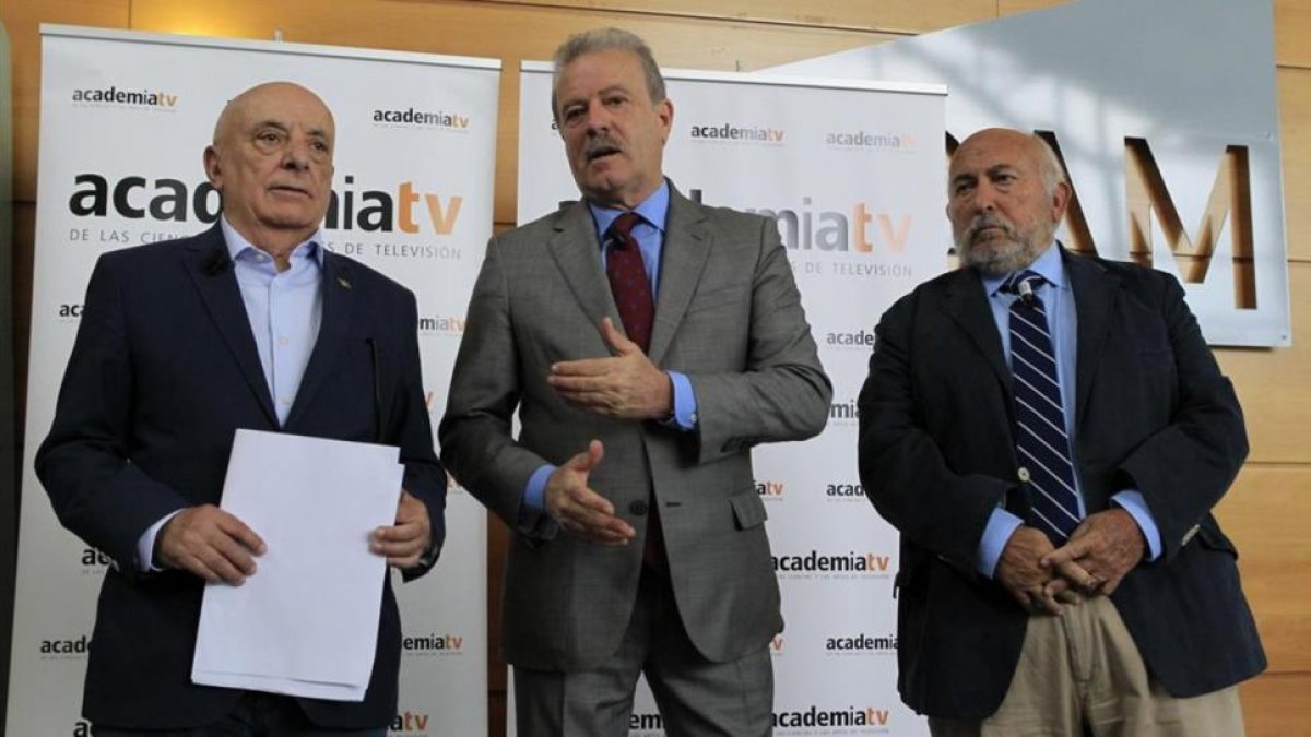 El presidente de la Academia de la Televisión, Manuel Campo Vidal, y el realizador Fernando Navarrete, codirectores del Debate 2016, junto al productor Pepe Carbajo, durante la rueda de prensa que han ofrecido para explicar los detalles del programa.-EFE/Víctor Lerena