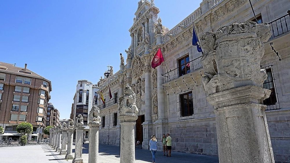 Fachada del edificio de la UVa en el plaza de la Universidad.