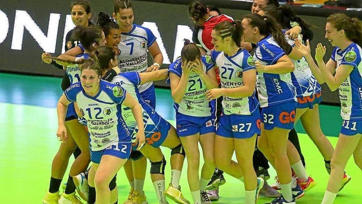 Las jugadoras del BM Aula Alimentos de Valladolid, eufóricas,  festejan ayer tras el pitido final el pase a la final de la Copa de la Reina en Baracaldo.-PHOTO DEPORTE